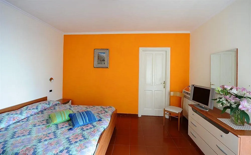 Camere Con Vista Amalfi 2*,